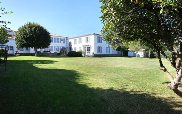 Maison à vendre    6 pièces •  Saint-Martin-de-Ré