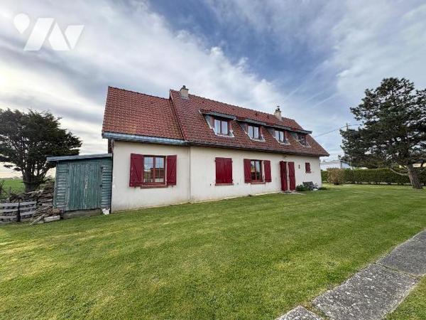 Située dans un quartier calme, cette maison comprenant : au rez-de-chaussée : une entrée, une c...