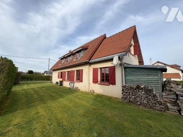 Située dans un quartier calme, cette maison comprenant : au rez-de-chaussée : une entrée, une c...