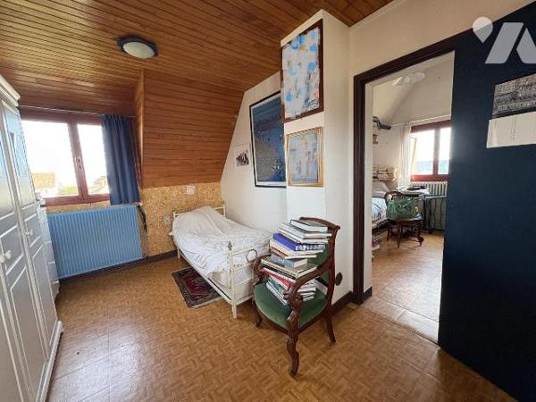 Située dans un quartier calme, cette maison comprenant : au rez-de-chaussée : une entrée, une c...