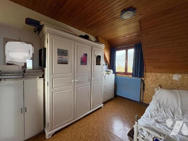 Située dans un quartier calme, cette maison comprenant : au rez-de-chaussée : une entrée, une c...