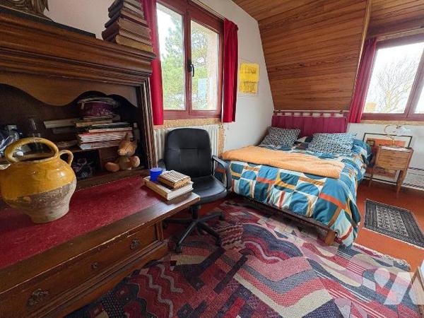 Située dans un quartier calme, cette maison comprenant : au rez-de-chaussée : une entrée, une c...