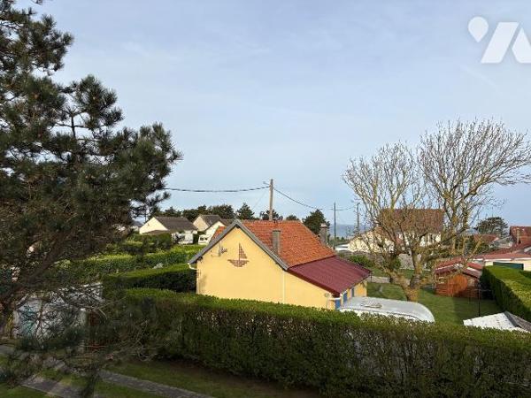 Située dans un quartier calme, cette maison comprenant : au rez-de-chaussée : une entrée, une c...