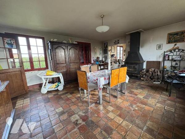 Située dans un quartier calme, cette maison comprenant : au rez-de-chaussée : une entrée, une c...