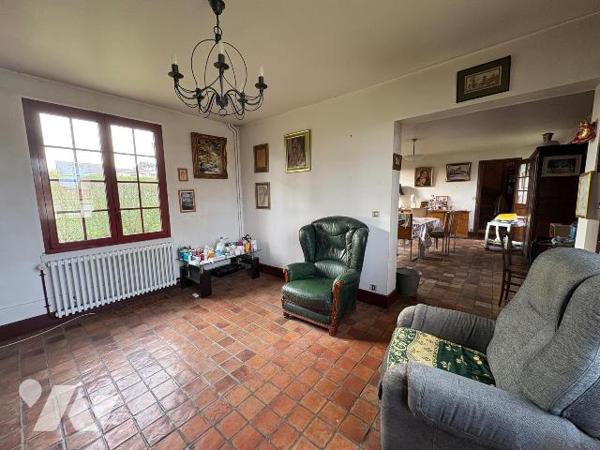 Située dans un quartier calme, cette maison comprenant : au rez-de-chaussée : une entrée, une c...