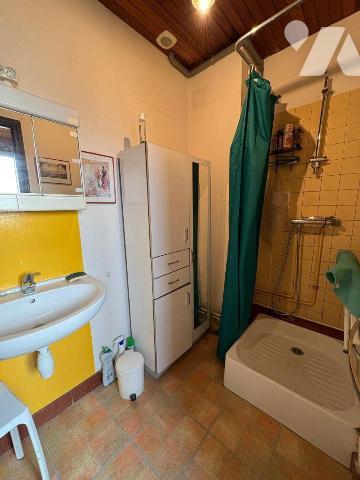 Située dans un quartier calme, cette maison comprenant : au rez-de-chaussée : une entrée, une c...