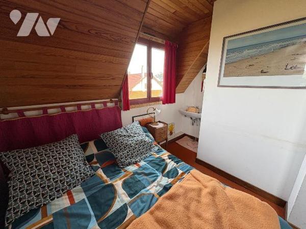 Située dans un quartier calme, cette maison comprenant : au rez-de-chaussée : une entrée, une c...