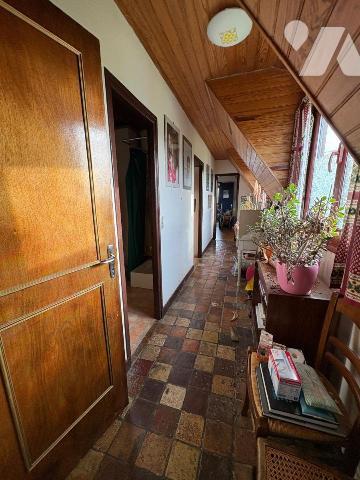 Située dans un quartier calme, cette maison comprenant : au rez-de-chaussée : une entrée, une c...