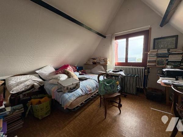 Située dans un quartier calme, cette maison comprenant : au rez-de-chaussée : une entrée, une c...