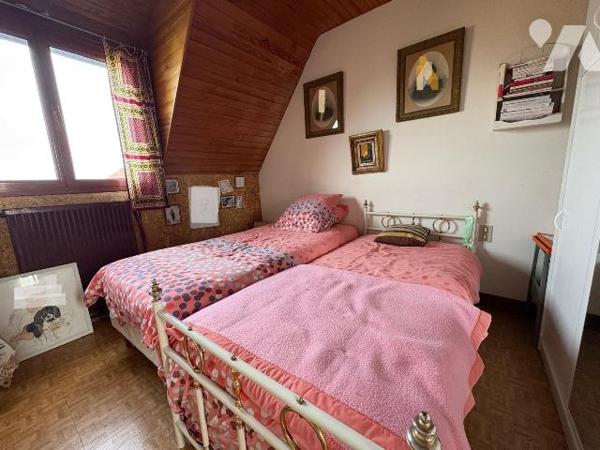 Située dans un quartier calme, cette maison comprenant : au rez-de-chaussée : une entrée, une c...