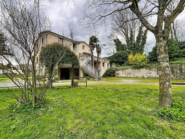 Maison à loriol de 160 m2 sur 5000m2 de terrain, ancienne ferme, deux logements, nombreuses dependances