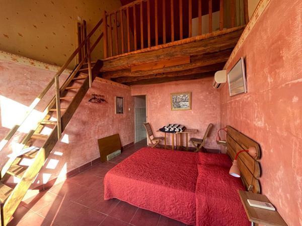 Charmante longère en pierre à vendre à Changy de 200 m2 et ses 2000 Iris