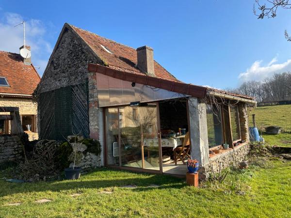 Charmante longère en pierre à vendre à Changy de 200 m2 et ses 2000 Iris
