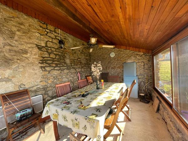 Charmante longère en pierre à vendre à Changy de 200 m2 et ses 2000 Iris