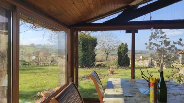 Charmante longère en pierre à vendre à Changy de 200 m2 et ses 2000 Iris