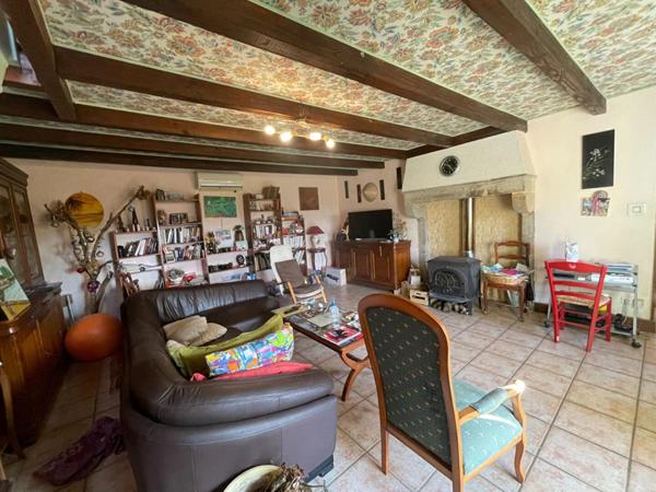 Charmante longère en pierre à vendre à Changy de 200 m2 et ses 2000 Iris