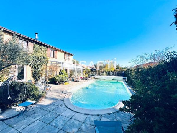 Maison avec panneaux solaire, piscine et garage!