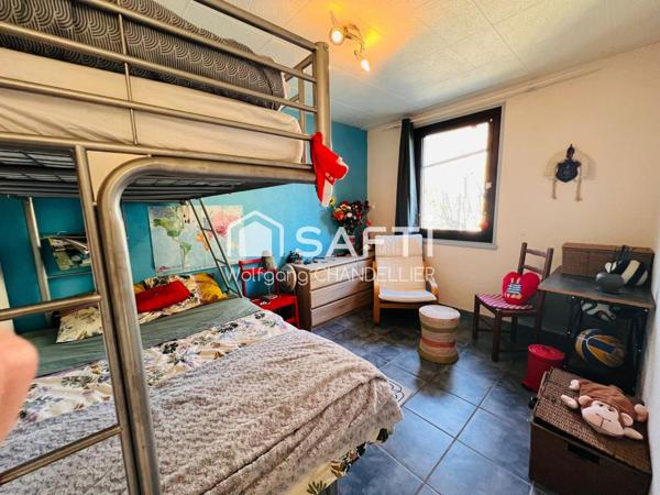 Maison avec panneaux solaire, piscine et garage!