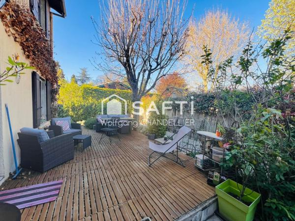 Maison avec panneaux solaire, piscine et garage!