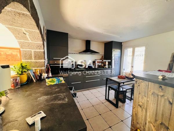 Maison avec panneaux solaire, piscine et garage!