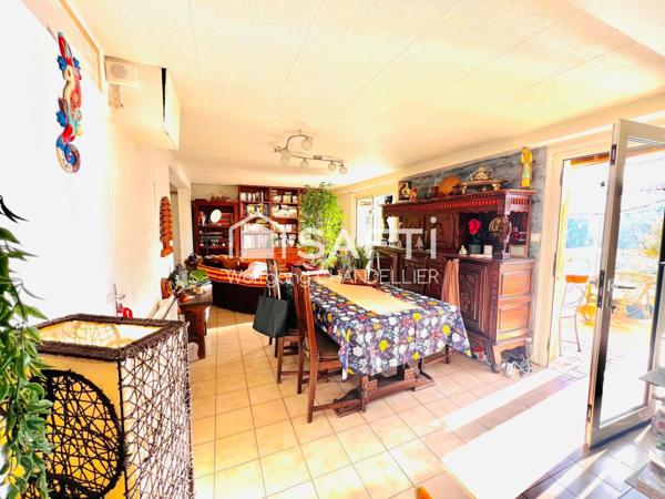 Maison avec panneaux solaire, piscine et garage!