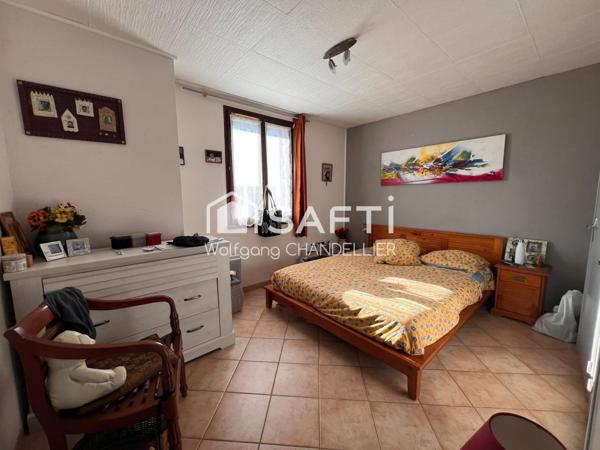 Maison avec panneaux solaire, piscine et garage!