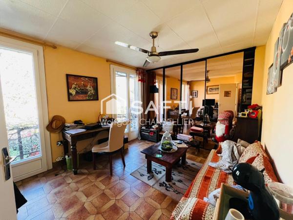 Maison avec panneaux solaire, piscine et garage!