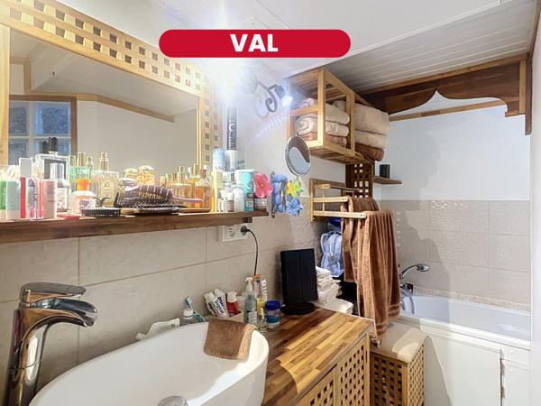 Val- Charmante maison rénovée avec terrasse, idéale pour un premier achat