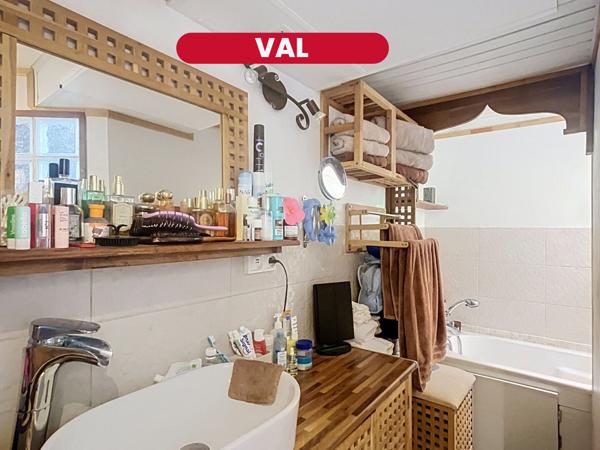 Val- Charmante maison rénovée avec terrasse, idéale pour un premier achat