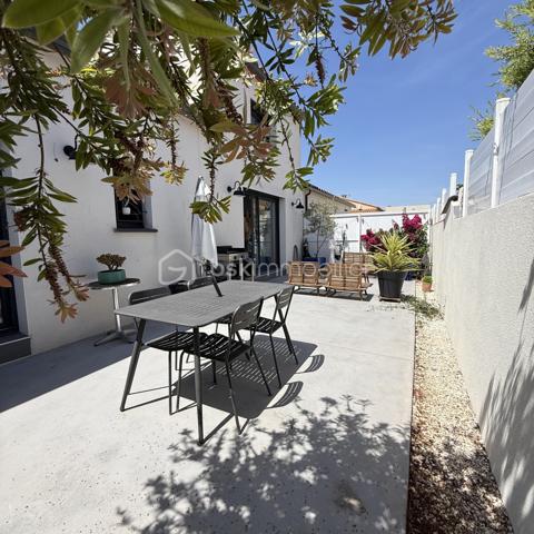 ✨ NOUVEAUTÉ À PIA

À la recherche d’une maison récente, fonctionnelle et prête à accueillir votre famille ?

Découvrez cette jolie villa de 97 m² construite en 2020 sur un terrain de 199m2, dans un quartier calme et recherché de Pia.

Dès l’entrée, vous serez séduits par sa belle pièce de vie baignée de lumière, ouverte sur une cuisine moderne et un spacieux salon. Un espace pensé pour partager de précieux moments en famille ou entre amis, avec un accès direct au jardin.

Le rez-de-chaussée accueille deux chambres confortables avec rangements, une salle d’eau contemporaine ainsi qu’un WC indépendant.

À l’étage, une troisième chambre qui pourrait devenir un bureau.


✅ Construction récente de 2020
✅ Aucun travaux à prévoir
✅ Quartier calme
✅ Proximité des commodités, écoles et axes principaux

💰 Prix : 272 000 €

Une maison clé en main, idéale pour une famille ou pour ceux qui souhaitent simplement poser leurs valises.