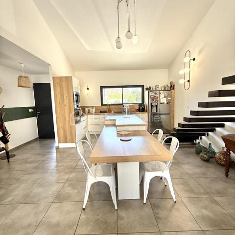 ✨ NOUVEAUTÉ À PIA

À la recherche d’une maison récente, fonctionnelle et prête à accueillir votre famille ?

Découvrez cette jolie villa de 97 m² construite en 2020 sur un terrain de 199m2, dans un quartier calme et recherché de Pia.

Dès l’entrée, vous serez séduits par sa belle pièce de vie baignée de lumière, ouverte sur une cuisine moderne et un spacieux salon. Un espace pensé pour partager de précieux moments en famille ou entre amis, avec un accès direct au jardin.

Le rez-de-chaussée accueille deux chambres confortables avec rangements, une salle d’eau contemporaine ainsi qu’un WC indépendant.

À l’étage, une troisième chambre qui pourrait devenir un bureau.


✅ Construction récente de 2020
✅ Aucun travaux à prévoir
✅ Quartier calme
✅ Proximité des commodités, écoles et axes principaux

💰 Prix : 272 000 €

Une maison clé en main, idéale pour une famille ou pour ceux qui souhaitent simplement poser leurs valises.