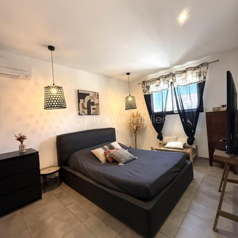 ✨ NOUVEAUTÉ À PIA

À la recherche d’une maison récente, fonctionnelle et prête à accueillir votre famille ?

Découvrez cette jolie villa de 97 m² construite en 2020 sur un terrain de 199m2, dans un quartier calme et recherché de Pia.

Dès l’entrée, vous serez séduits par sa belle pièce de vie baignée de lumière, ouverte sur une cuisine moderne et un spacieux salon. Un espace pensé pour partager de précieux moments en famille ou entre amis, avec un accès direct au jardin.

Le rez-de-chaussée accueille deux chambres confortables avec rangements, une salle d’eau contemporaine ainsi qu’un WC indépendant.

À l’étage, une troisième chambre qui pourrait devenir un bureau.


✅ Construction récente de 2020
✅ Aucun travaux à prévoir
✅ Quartier calme
✅ Proximité des commodités, écoles et axes principaux

💰 Prix : 272 000 €

Une maison clé en main, idéale pour une famille ou pour ceux qui souhaitent simplement poser leurs valises.