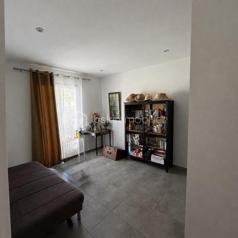 ✨ NOUVEAUTÉ À PIA

À la recherche d’une maison récente, fonctionnelle et prête à accueillir votre famille ?

Découvrez cette jolie villa de 97 m² construite en 2020 sur un terrain de 199m2, dans un quartier calme et recherché de Pia.

Dès l’entrée, vous serez séduits par sa belle pièce de vie baignée de lumière, ouverte sur une cuisine moderne et un spacieux salon. Un espace pensé pour partager de précieux moments en famille ou entre amis, avec un accès direct au jardin.

Le rez-de-chaussée accueille deux chambres confortables avec rangements, une salle d’eau contemporaine ainsi qu’un WC indépendant.

À l’étage, une troisième chambre qui pourrait devenir un bureau.


✅ Construction récente de 2020
✅ Aucun travaux à prévoir
✅ Quartier calme
✅ Proximité des commodités, écoles et axes principaux

💰 Prix : 272 000 €

Une maison clé en main, idéale pour une famille ou pour ceux qui souhaitent simplement poser leurs valises.