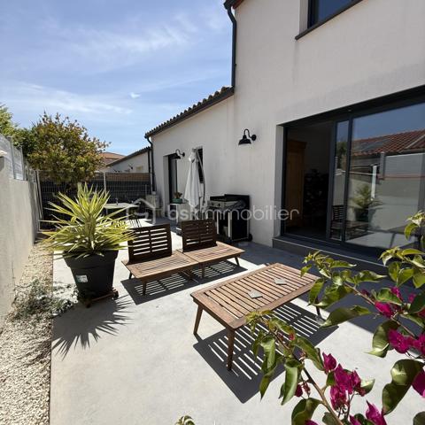 ✨ NOUVEAUTÉ À PIA

À la recherche d’une maison récente, fonctionnelle et prête à accueillir votre famille ?

Découvrez cette jolie villa de 97 m² construite en 2020 sur un terrain de 199m2, dans un quartier calme et recherché de Pia.

Dès l’entrée, vous serez séduits par sa belle pièce de vie baignée de lumière, ouverte sur une cuisine moderne et un spacieux salon. Un espace pensé pour partager de précieux moments en famille ou entre amis, avec un accès direct au jardin.

Le rez-de-chaussée accueille deux chambres confortables avec rangements, une salle d’eau contemporaine ainsi qu’un WC indépendant.

À l’étage, une troisième chambre qui pourrait devenir un bureau.


✅ Construction récente de 2020
✅ Aucun travaux à prévoir
✅ Quartier calme
✅ Proximité des commodités, écoles et axes principaux

💰 Prix : 272 000 €

Une maison clé en main, idéale pour une famille ou pour ceux qui souhaitent simplement poser leurs valises.