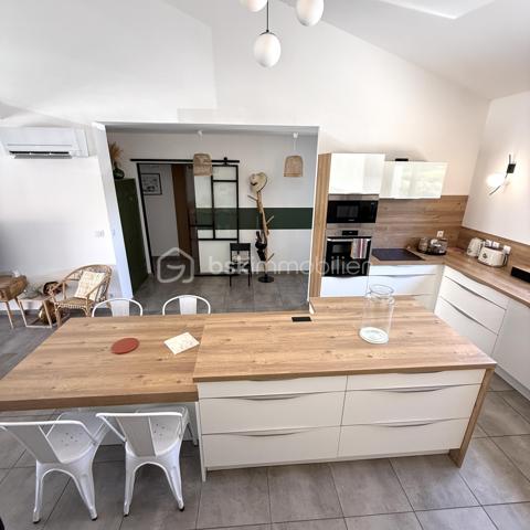 ✨ NOUVEAUTÉ À PIA

À la recherche d’une maison récente, fonctionnelle et prête à accueillir votre famille ?

Découvrez cette jolie villa de 97 m² construite en 2020 sur un terrain de 199m2, dans un quartier calme et recherché de Pia.

Dès l’entrée, vous serez séduits par sa belle pièce de vie baignée de lumière, ouverte sur une cuisine moderne et un spacieux salon. Un espace pensé pour partager de précieux moments en famille ou entre amis, avec un accès direct au jardin.

Le rez-de-chaussée accueille deux chambres confortables avec rangements, une salle d’eau contemporaine ainsi qu’un WC indépendant.

À l’étage, une troisième chambre qui pourrait devenir un bureau.


✅ Construction récente de 2020
✅ Aucun travaux à prévoir
✅ Quartier calme
✅ Proximité des commodités, écoles et axes principaux

💰 Prix : 272 000 €

Une maison clé en main, idéale pour une famille ou pour ceux qui souhaitent simplement poser leurs valises.