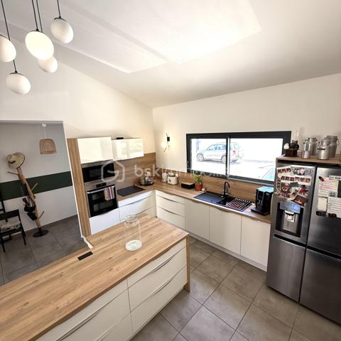 ✨ NOUVEAUTÉ À PIA

À la recherche d’une maison récente, fonctionnelle et prête à accueillir votre famille ?

Découvrez cette jolie villa de 97 m² construite en 2020 sur un terrain de 199m2, dans un quartier calme et recherché de Pia.

Dès l’entrée, vous serez séduits par sa belle pièce de vie baignée de lumière, ouverte sur une cuisine moderne et un spacieux salon. Un espace pensé pour partager de précieux moments en famille ou entre amis, avec un accès direct au jardin.

Le rez-de-chaussée accueille deux chambres confortables avec rangements, une salle d’eau contemporaine ainsi qu’un WC indépendant.

À l’étage, une troisième chambre qui pourrait devenir un bureau.


✅ Construction récente de 2020
✅ Aucun travaux à prévoir
✅ Quartier calme
✅ Proximité des commodités, écoles et axes principaux

💰 Prix : 272 000 €

Une maison clé en main, idéale pour une famille ou pour ceux qui souhaitent simplement poser leurs valises.