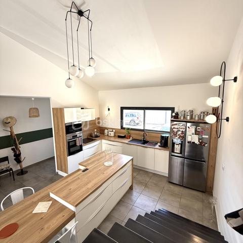 ✨ NOUVEAUTÉ À PIA

À la recherche d’une maison récente, fonctionnelle et prête à accueillir votre famille ?

Découvrez cette jolie villa de 97 m² construite en 2020 sur un terrain de 199m2, dans un quartier calme et recherché de Pia.

Dès l’entrée, vous serez séduits par sa belle pièce de vie baignée de lumière, ouverte sur une cuisine moderne et un spacieux salon. Un espace pensé pour partager de précieux moments en famille ou entre amis, avec un accès direct au jardin.

Le rez-de-chaussée accueille deux chambres confortables avec rangements, une salle d’eau contemporaine ainsi qu’un WC indépendant.

À l’étage, une troisième chambre qui pourrait devenir un bureau.


✅ Construction récente de 2020
✅ Aucun travaux à prévoir
✅ Quartier calme
✅ Proximité des commodités, écoles et axes principaux

💰 Prix : 272 000 €

Une maison clé en main, idéale pour une famille ou pour ceux qui souhaitent simplement poser leurs valises.