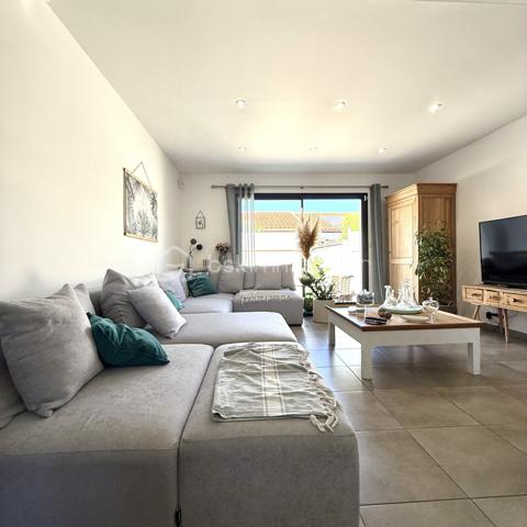 ✨ NOUVEAUTÉ À PIA

À la recherche d’une maison récente, fonctionnelle et prête à accueillir votre famille ?

Découvrez cette jolie villa de 97 m² construite en 2020 sur un terrain de 199m2, dans un quartier calme et recherché de Pia.

Dès l’entrée, vous serez séduits par sa belle pièce de vie baignée de lumière, ouverte sur une cuisine moderne et un spacieux salon. Un espace pensé pour partager de précieux moments en famille ou entre amis, avec un accès direct au jardin.

Le rez-de-chaussée accueille deux chambres confortables avec rangements, une salle d’eau contemporaine ainsi qu’un WC indépendant.

À l’étage, une troisième chambre qui pourrait devenir un bureau.


✅ Construction récente de 2020
✅ Aucun travaux à prévoir
✅ Quartier calme
✅ Proximité des commodités, écoles et axes principaux

💰 Prix : 272 000 €

Une maison clé en main, idéale pour une famille ou pour ceux qui souhaitent simplement poser leurs valises.