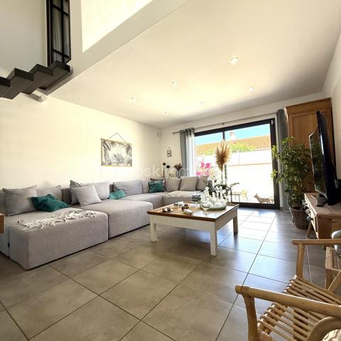 ✨ NOUVEAUTÉ À PIA

À la recherche d’une maison récente, fonctionnelle et prête à accueillir votre famille ?

Découvrez cette jolie villa de 97 m² construite en 2020 sur un terrain de 199m2, dans un quartier calme et recherché de Pia.

Dès l’entrée, vous serez séduits par sa belle pièce de vie baignée de lumière, ouverte sur une cuisine moderne et un spacieux salon. Un espace pensé pour partager de précieux moments en famille ou entre amis, avec un accès direct au jardin.

Le rez-de-chaussée accueille deux chambres confortables avec rangements, une salle d’eau contemporaine ainsi qu’un WC indépendant.

À l’étage, une troisième chambre qui pourrait devenir un bureau.


✅ Construction récente de 2020
✅ Aucun travaux à prévoir
✅ Quartier calme
✅ Proximité des commodités, écoles et axes principaux

💰 Prix : 272 000 €

Une maison clé en main, idéale pour une famille ou pour ceux qui souhaitent simplement poser leurs valises.