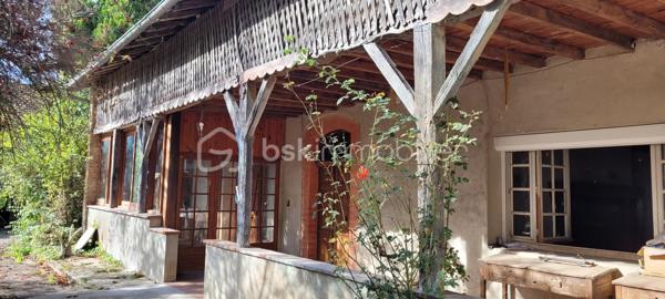 Proche de Lafrançaise, beau village offrant toutes les commodités , à environ 20 km de Montauban, je vous propose cette jolie ferme à rénover. La bâtisse se compose au rez de chaussée d une entrée, d un vaste séjour- cuisine , d une arrière cuisine, de 2 chambres, d un bureau, d une salle d eau et d un WC. A l étage, vous découvrirez 2 grandes chambres et des combes hauts aménageables. La demeure est implantée sur une parcelle de 1 hectare, au calme et sans vis à vis. Possibilité de disposer d hectares supplémentaires. Atout supplémentaire : 2 dépendances pour une surface totale d environ 500 m2. 
Bien rare avec du cachet disposant d un très beau potentiel
A VISITER RAPIDEMENT !