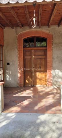 Proche de Lafrançaise, beau village offrant toutes les commodités , à environ 20 km de Montauban, je vous propose cette jolie ferme à rénover. La bâtisse se compose au rez de chaussée d une entrée, d un vaste séjour- cuisine , d une arrière cuisine, de 2 chambres, d un bureau, d une salle d eau et d un WC. A l étage, vous découvrirez 2 grandes chambres et des combes hauts aménageables. La demeure est implantée sur une parcelle de 1 hectare, au calme et sans vis à vis. Possibilité de disposer d hectares supplémentaires. Atout supplémentaire : 2 dépendances pour une surface totale d environ 500 m2. 
Bien rare avec du cachet disposant d un très beau potentiel
A VISITER RAPIDEMENT !