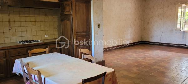 Proche de Lafrançaise, beau village offrant toutes les commodités , à environ 20 km de Montauban, je vous propose cette jolie ferme à rénover. La bâtisse se compose au rez de chaussée d une entrée, d un vaste séjour- cuisine , d une arrière cuisine, de 2 chambres, d un bureau, d une salle d eau et d un WC. A l étage, vous découvrirez 2 grandes chambres et des combes hauts aménageables. La demeure est implantée sur une parcelle de 1 hectare, au calme et sans vis à vis. Possibilité de disposer d hectares supplémentaires. Atout supplémentaire : 2 dépendances pour une surface totale d environ 500 m2. 
Bien rare avec du cachet disposant d un très beau potentiel
A VISITER RAPIDEMENT !