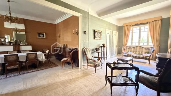 Au cœur de Ille-sur-têt, découvrez cette grande maison de 1935 d'environ 204 m² habitables dans laquelle vous pourrez créer votre nouveau nid douillet ou projet de vie.

En rez-de-chaussée, vous retrouverez son grand garage avec sa cave et sa chaufferie. Son entrée dessert directement la pièce de vie avec un grand salon, une salle à manger et un espace cuisine séparé.
A l'étage on y retrouve une deuxième cuisine donnant sur une véranda, un salon, quatre chambres, un WC, une salle de bain et pour finir, un escalier qui vous mène directement dans les combles aménageables où y retrouve une chambre déjà créer.

Cette maison en quatre faces, avec son jardin, son grand garage, ses sols en parquet, ses hauteurs sous plafond saura vous séduire pour ceux qui aiment l'ancien.