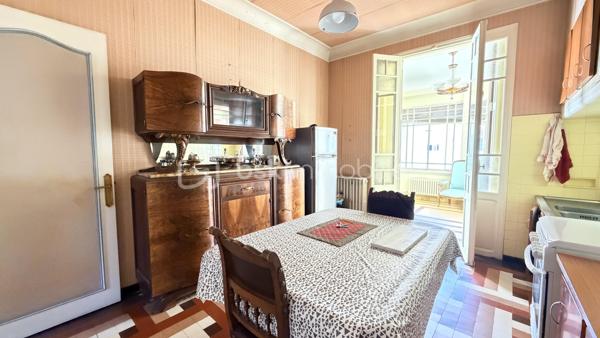 Au cœur de Ille-sur-têt, découvrez cette grande maison de 1935 d'environ 204 m² habitables dans laquelle vous pourrez créer votre nouveau nid douillet ou projet de vie.

En rez-de-chaussée, vous retrouverez son grand garage avec sa cave et sa chaufferie. Son entrée dessert directement la pièce de vie avec un grand salon, une salle à manger et un espace cuisine séparé.
A l'étage on y retrouve une deuxième cuisine donnant sur une véranda, un salon, quatre chambres, un WC, une salle de bain et pour finir, un escalier qui vous mène directement dans les combles aménageables où y retrouve une chambre déjà créer.

Cette maison en quatre faces, avec son jardin, son grand garage, ses sols en parquet, ses hauteurs sous plafond saura vous séduire pour ceux qui aiment l'ancien.