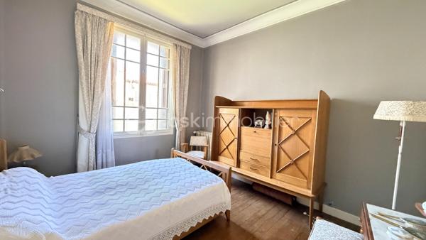 Au cœur de Ille-sur-têt, découvrez cette grande maison de 1935 d'environ 204 m² habitables dans laquelle vous pourrez créer votre nouveau nid douillet ou projet de vie.

En rez-de-chaussée, vous retrouverez son grand garage avec sa cave et sa chaufferie. Son entrée dessert directement la pièce de vie avec un grand salon, une salle à manger et un espace cuisine séparé.
A l'étage on y retrouve une deuxième cuisine donnant sur une véranda, un salon, quatre chambres, un WC, une salle de bain et pour finir, un escalier qui vous mène directement dans les combles aménageables où y retrouve une chambre déjà créer.

Cette maison en quatre faces, avec son jardin, son grand garage, ses sols en parquet, ses hauteurs sous plafond saura vous séduire pour ceux qui aiment l'ancien.