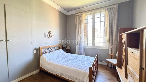 Au cœur de Ille-sur-têt, découvrez cette grande maison de 1935 d'environ 204 m² habitables dans laquelle vous pourrez créer votre nouveau nid douillet ou projet de vie.

En rez-de-chaussée, vous retrouverez son grand garage avec sa cave et sa chaufferie. Son entrée dessert directement la pièce de vie avec un grand salon, une salle à manger et un espace cuisine séparé.
A l'étage on y retrouve une deuxième cuisine donnant sur une véranda, un salon, quatre chambres, un WC, une salle de bain et pour finir, un escalier qui vous mène directement dans les combles aménageables où y retrouve une chambre déjà créer.

Cette maison en quatre faces, avec son jardin, son grand garage, ses sols en parquet, ses hauteurs sous plafond saura vous séduire pour ceux qui aiment l'ancien.