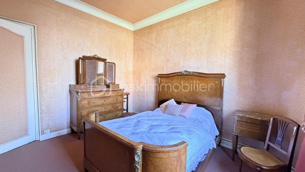 Au cœur de Ille-sur-têt, découvrez cette grande maison de 1935 d'environ 204 m² habitables dans laquelle vous pourrez créer votre nouveau nid douillet ou projet de vie.

En rez-de-chaussée, vous retrouverez son grand garage avec sa cave et sa chaufferie. Son entrée dessert directement la pièce de vie avec un grand salon, une salle à manger et un espace cuisine séparé.
A l'étage on y retrouve une deuxième cuisine donnant sur une véranda, un salon, quatre chambres, un WC, une salle de bain et pour finir, un escalier qui vous mène directement dans les combles aménageables où y retrouve une chambre déjà créer.

Cette maison en quatre faces, avec son jardin, son grand garage, ses sols en parquet, ses hauteurs sous plafond saura vous séduire pour ceux qui aiment l'ancien.
