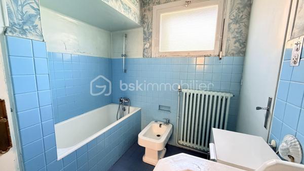 Au cœur de Ille-sur-têt, découvrez cette grande maison de 1935 d'environ 204 m² habitables dans laquelle vous pourrez créer votre nouveau nid douillet ou projet de vie.

En rez-de-chaussée, vous retrouverez son grand garage avec sa cave et sa chaufferie. Son entrée dessert directement la pièce de vie avec un grand salon, une salle à manger et un espace cuisine séparé.
A l'étage on y retrouve une deuxième cuisine donnant sur une véranda, un salon, quatre chambres, un WC, une salle de bain et pour finir, un escalier qui vous mène directement dans les combles aménageables où y retrouve une chambre déjà créer.

Cette maison en quatre faces, avec son jardin, son grand garage, ses sols en parquet, ses hauteurs sous plafond saura vous séduire pour ceux qui aiment l'ancien.