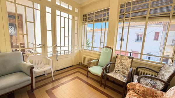 Au cœur de Ille-sur-têt, découvrez cette grande maison de 1935 d'environ 204 m² habitables dans laquelle vous pourrez créer votre nouveau nid douillet ou projet de vie.

En rez-de-chaussée, vous retrouverez son grand garage avec sa cave et sa chaufferie. Son entrée dessert directement la pièce de vie avec un grand salon, une salle à manger et un espace cuisine séparé.
A l'étage on y retrouve une deuxième cuisine donnant sur une véranda, un salon, quatre chambres, un WC, une salle de bain et pour finir, un escalier qui vous mène directement dans les combles aménageables où y retrouve une chambre déjà créer.

Cette maison en quatre faces, avec son jardin, son grand garage, ses sols en parquet, ses hauteurs sous plafond saura vous séduire pour ceux qui aiment l'ancien.