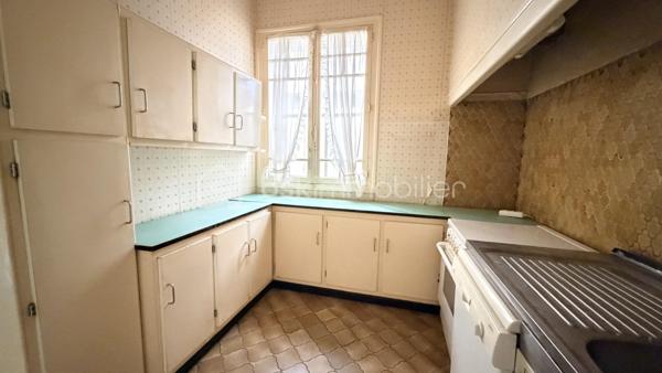 Au cœur de Ille-sur-têt, découvrez cette grande maison de 1935 d'environ 204 m² habitables dans laquelle vous pourrez créer votre nouveau nid douillet ou projet de vie.

En rez-de-chaussée, vous retrouverez son grand garage avec sa cave et sa chaufferie. Son entrée dessert directement la pièce de vie avec un grand salon, une salle à manger et un espace cuisine séparé.
A l'étage on y retrouve une deuxième cuisine donnant sur une véranda, un salon, quatre chambres, un WC, une salle de bain et pour finir, un escalier qui vous mène directement dans les combles aménageables où y retrouve une chambre déjà créer.

Cette maison en quatre faces, avec son jardin, son grand garage, ses sols en parquet, ses hauteurs sous plafond saura vous séduire pour ceux qui aiment l'ancien.